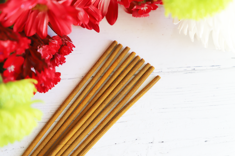 Balancing incense sticks